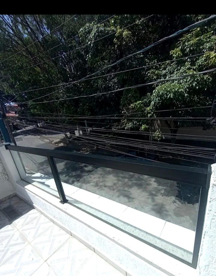 Guarda-corpo com vidro temperado de 10mm. Instalado em Itapevi pela Lcarlos Vidraçaria