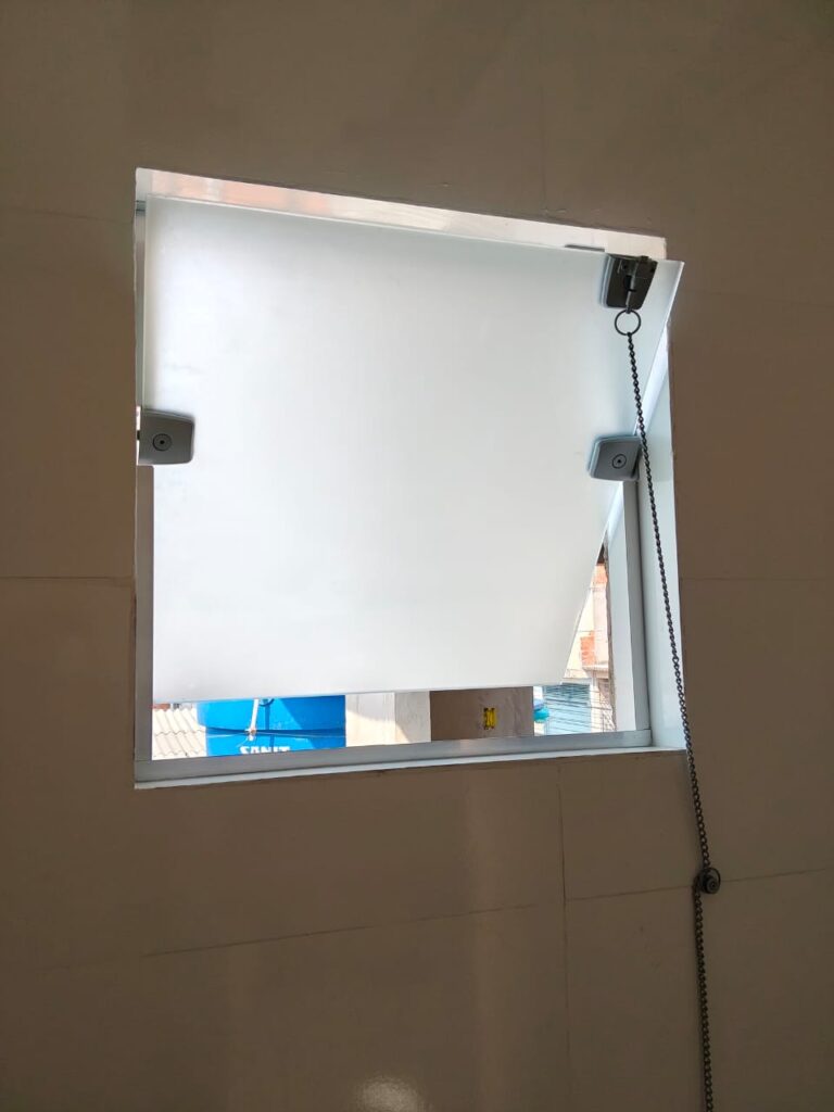 Janela Basculante para cozinha. com vidro de 8mm jateado. Instalada em Cotia pela Lcarlos Vidraçaria
