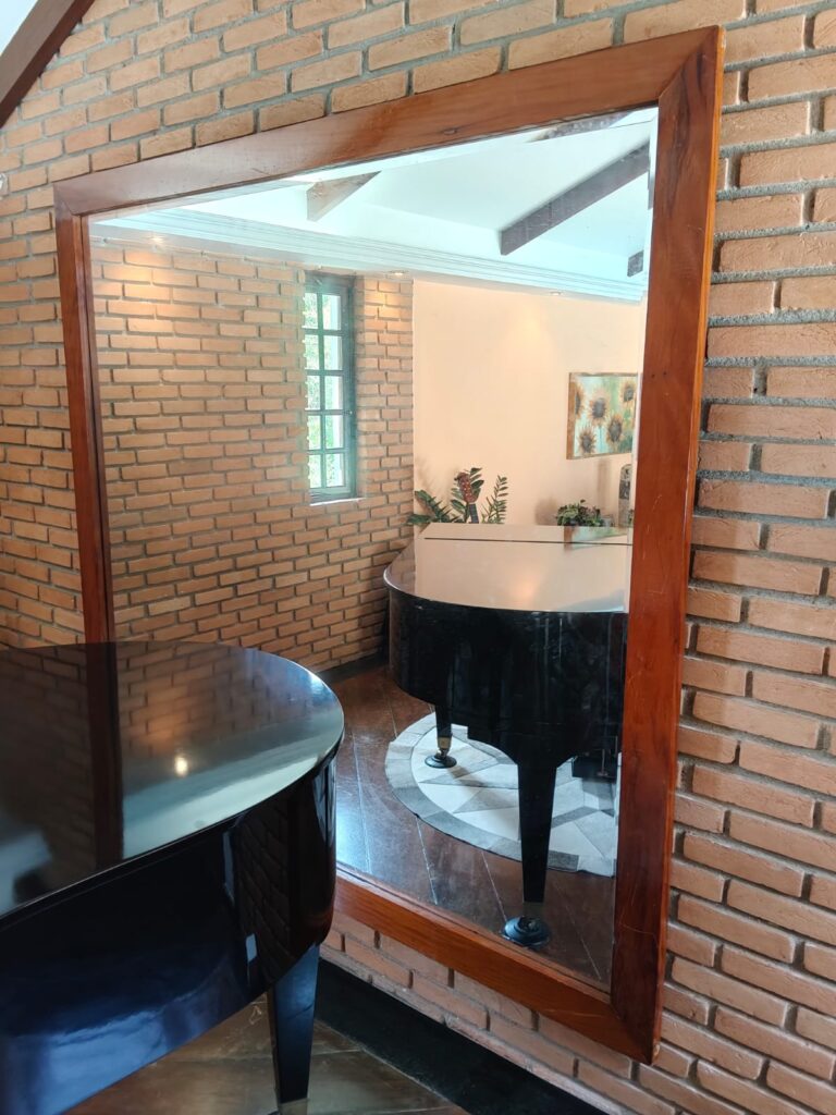 Espelho decorativo para sala. Instalado pela Lcarlos Vidraçaria em Granja Viana - Cotia.