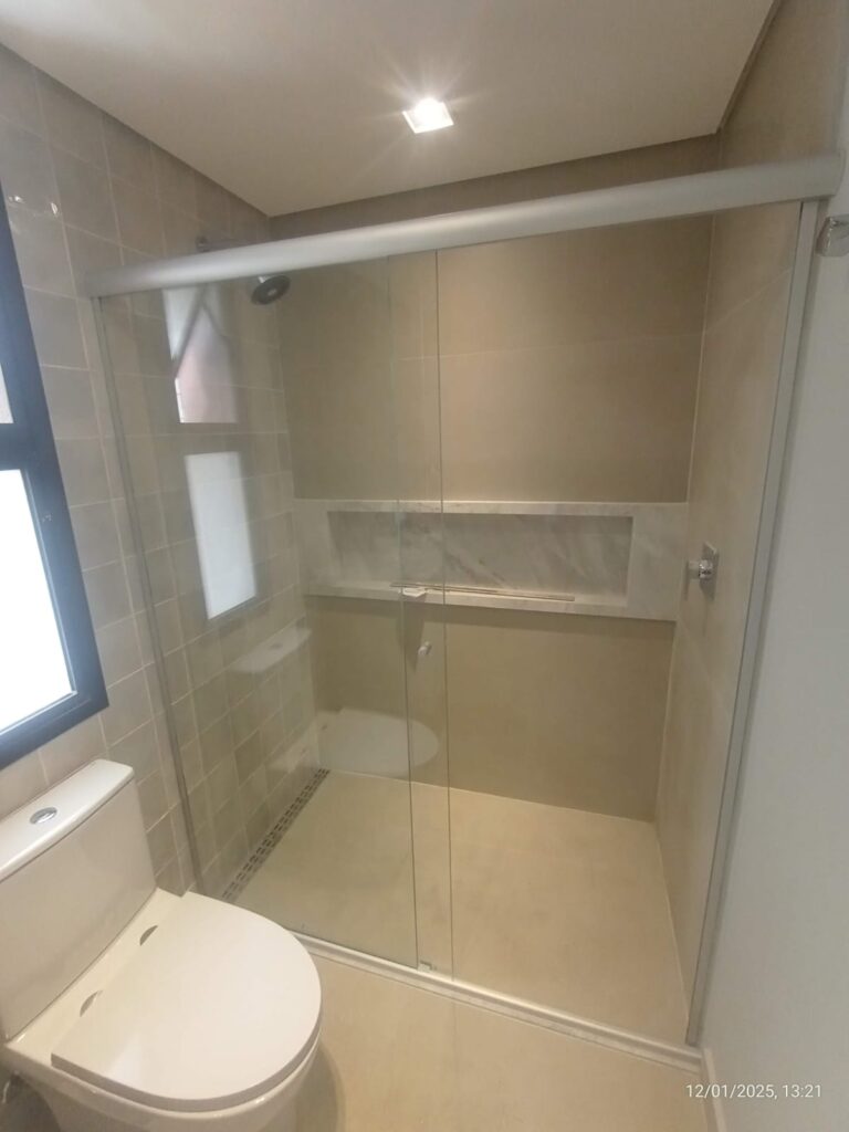 Box de Vidro8mm. Instalado pela Lcarlos Vidraçaria em Alphaville- Santana de Parnaíba, SP