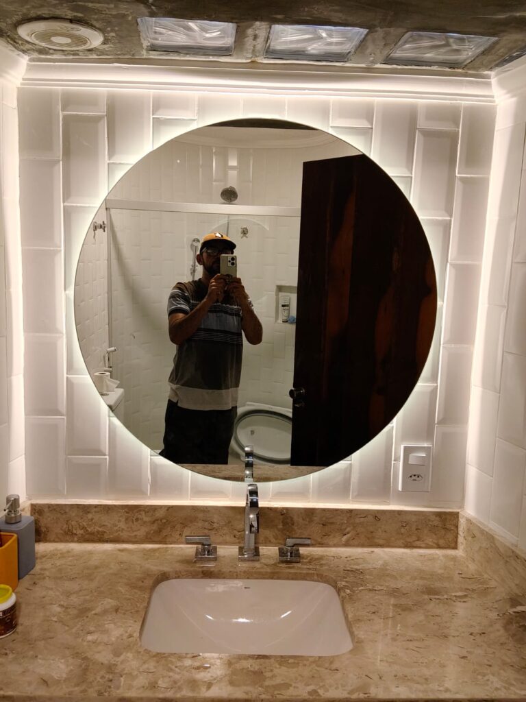 Espelho para banheiro redondo com led. Instalado em Tamboré, Barueri, SP. pela Lcarlos Vidraçaria
